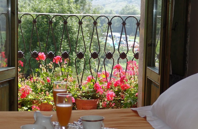 Beautiful 19th century manor house between the sea and the mountains.