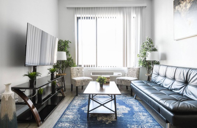 Beautiful 1BR Close to Airport 3570