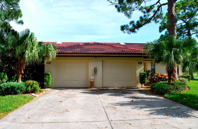 BEAUTIFUL 2/2 VILLAS, KING BED, High speed Wi-Fi, Heated Pool and Jacuzzi!