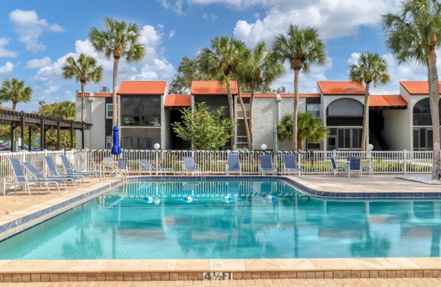 Beautiful 2 Bdrm. near everything Siesta Key, Longboat, Dining, Shop, Entertain