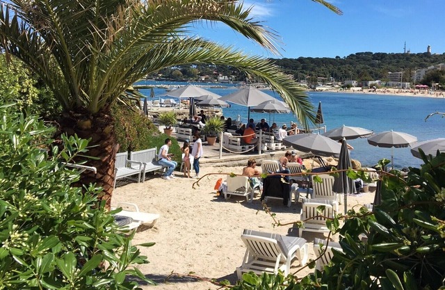 Beautiful 2 bed apartment in Central Antibes with air conditioning and parking