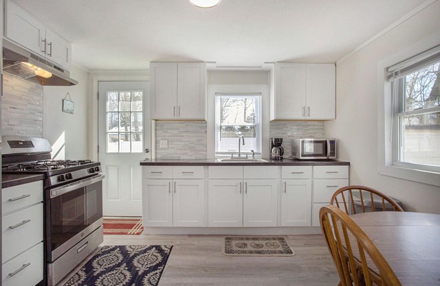 Beautiful 2 bed cottage by Coldwater Lake!
