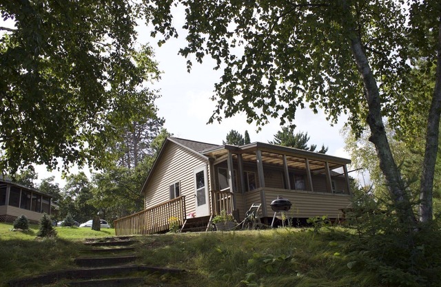 Beautiful 2-bed lakeside cabin on private pristine 100+ acre lake