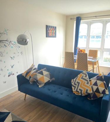 Beautiful 2 bed waterfront apartment with parking perfect for Canary Wharf - 2 bed 2 bath apartment with High speed WIFI and Netflix and parking