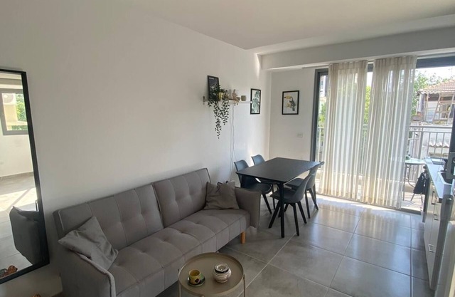 Beautiful 2-bedroom apartment. Modern just a few steps from Bd Rotchild