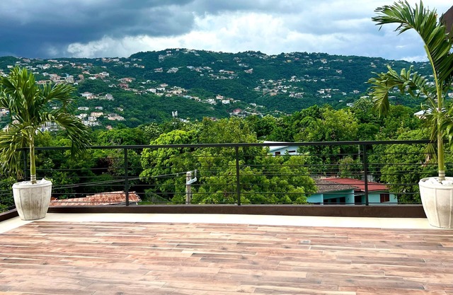 Beautiful 2 bedroom apartment centrally located, very quiet & peaceful.