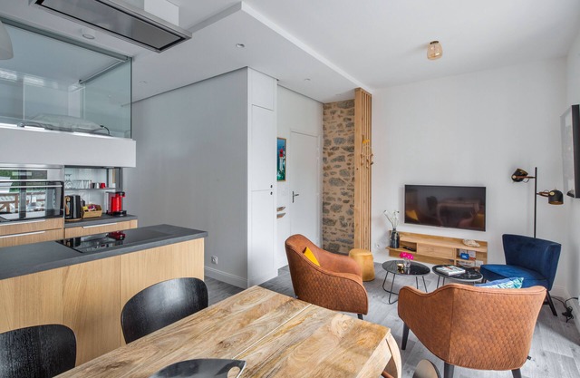 Beautiful 2 bedroom center of Dinard, shops and beaches on foot