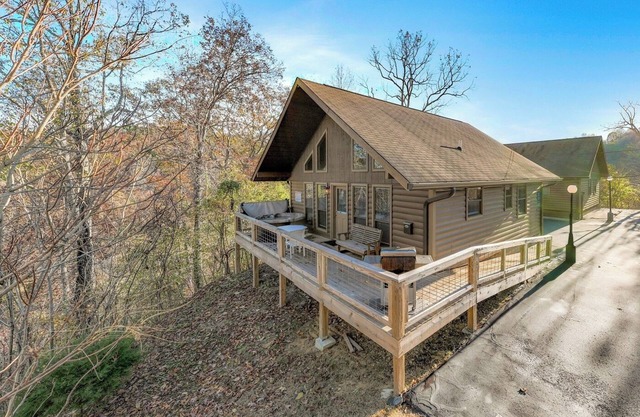 Beautiful 2-Bedroom Chalet .5 Miles from Dale Hollow Lake #4