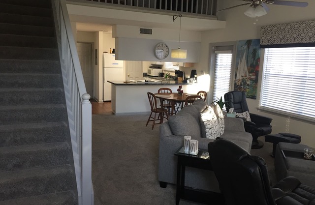 Beautiful 2 bedroom 2 bath townhouse, 1 mo. min., add mo. negotiablen