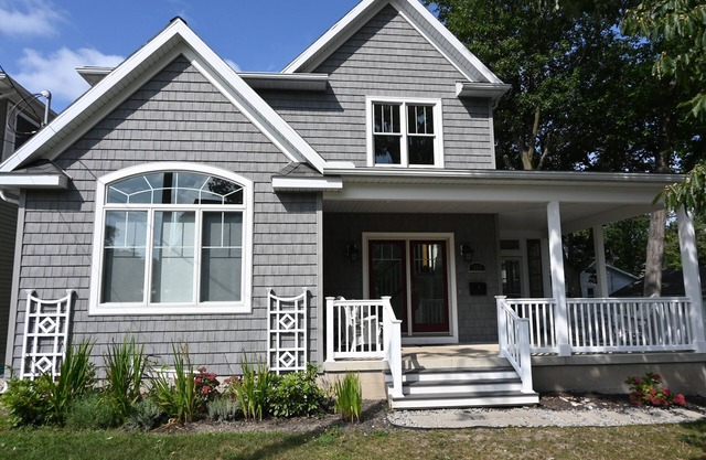 BEAUTIFUL 2019 LAKESIDE CLASSIC HOME! Golf Cart Included April-November!