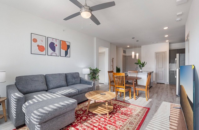 Beautiful 2BD/2BA Next to Airport 2888