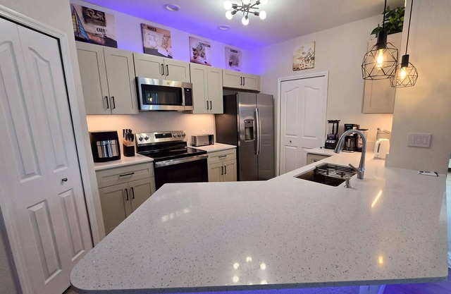 Beautiful 2BR/2BA 1st Fl Condo in Sarasota Pet-Friendly, Near UTC, Lido & Siesta
