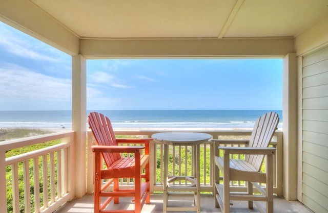 Beautiful 2BR/2BA Oceanfront Condo-Beach Steps Away, Pool, Sleeps 5