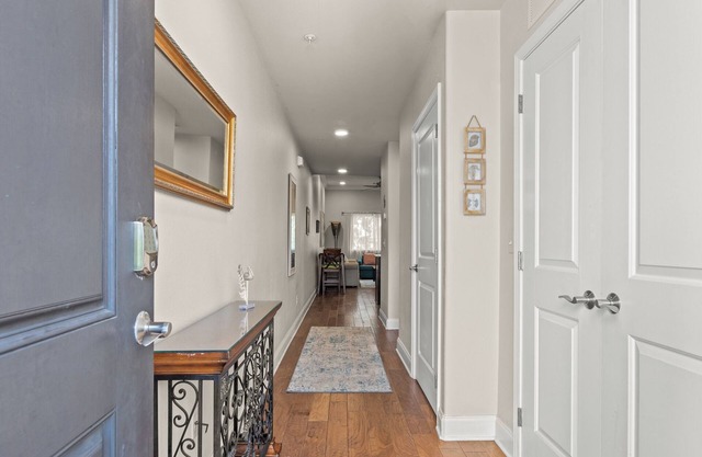 Beautiful 2BR condo, across street from Beach! Pool, Hottub, Balcony, AlerioE202