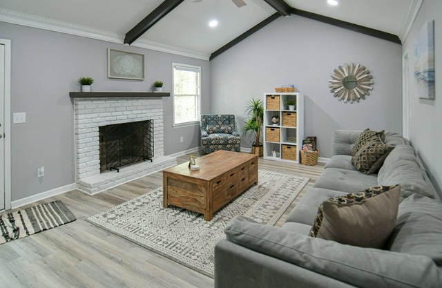 Beautiful 3 BD/2 BA Home with Ping-Pong, Arcade, Grill, and 2 Dining Rooms