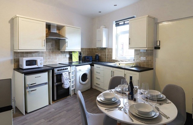 Beautiful 3 Bedroom house - Sleeps 5 Free parking