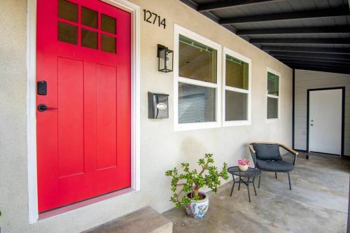 Beautiful 3 Bed 1 Bath Designer Home + Hot Tub