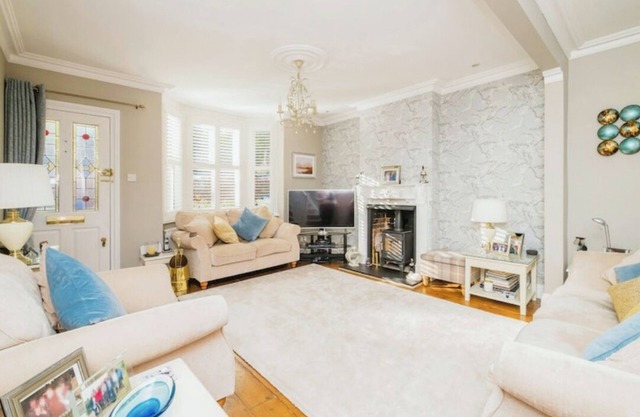 Beautiful 3 bed, 2 bath cottage in Ascot with off road parking. Great location!