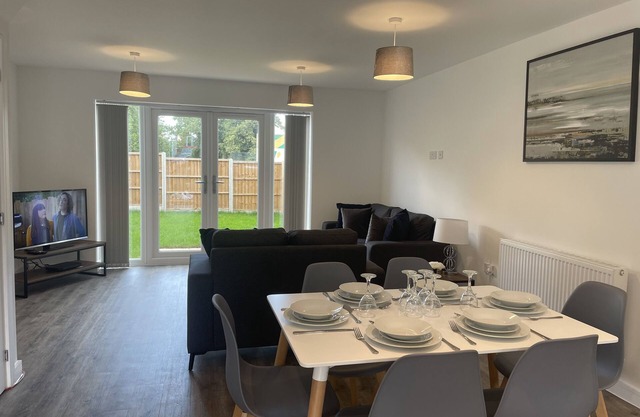 Beautiful 3-Bed House in Derby with Parking