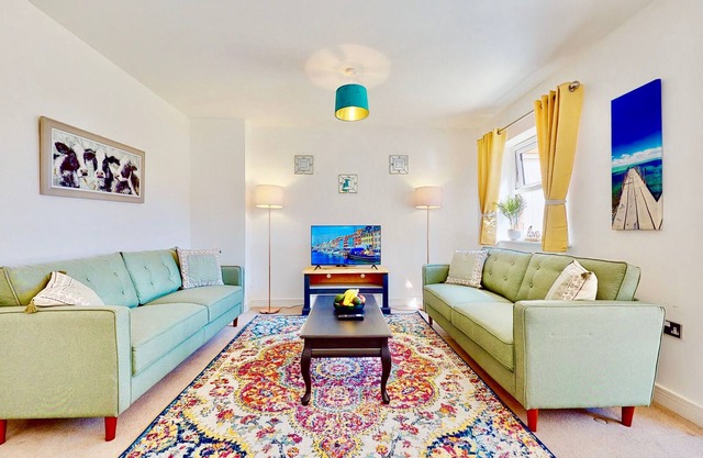 Beautiful 3 Bed Semi-detached House With Driveway and Garden, King's Hill