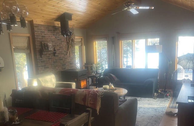 Beautiful 3 Bedroom Cottage located on Deer Lake!