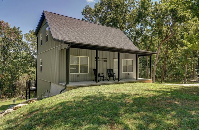 Beautiful 3 bedroom cabin in the woods close to the lake
