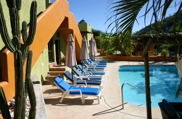 Beautiful 3 Bedroom Poolside Homes Near Pickleball & Beach