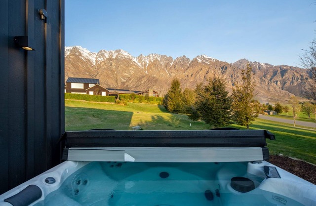 Beautiful 3 bedroom home | Hot Tub | Stunning View
