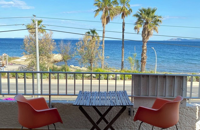 Beautiful 3-bedroom (sleeps 8) located on the seaside facing Porquerolles island