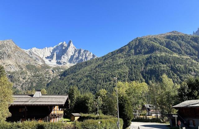 BEAUTIFUL 3 BEDROOMS APARTMENT WITH STUNNING VIEWS n