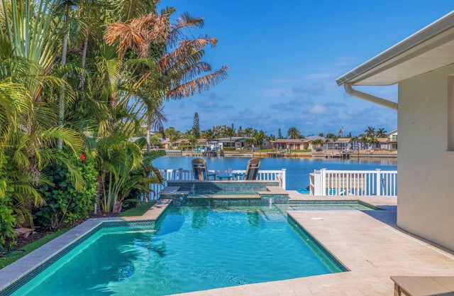 Beautiful 3 bedroom private waterfront 511 Harbor Home in Indian Rocks Beach POOL+Hot TUB