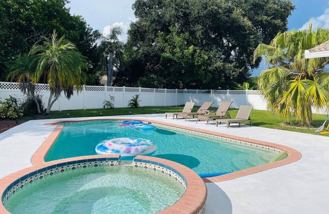 Beautiful 3B/2B Heated Pool Home Near Siesta Beach