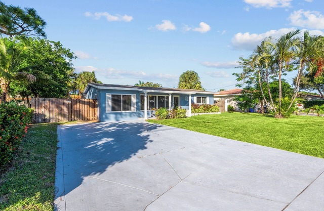 Beautiful 3BR/2BATH house HEATED Pool, grill, fenced yard, sleeps 8, remodeled,