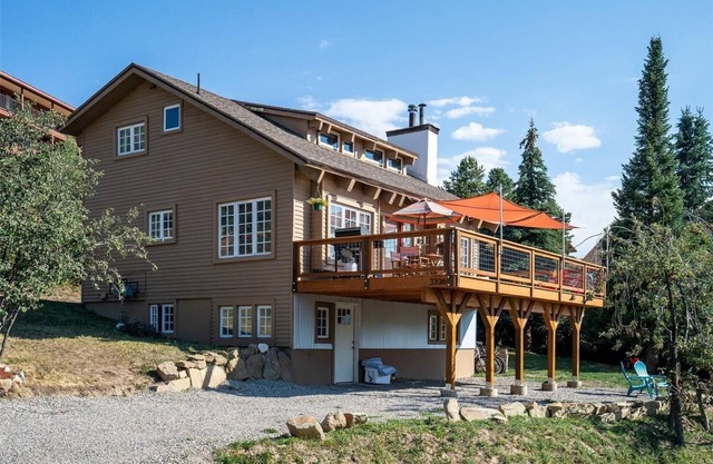 Beautiful 3BR/2BA Rustic Townhome on the Mountain: Bus Route & Wifi
