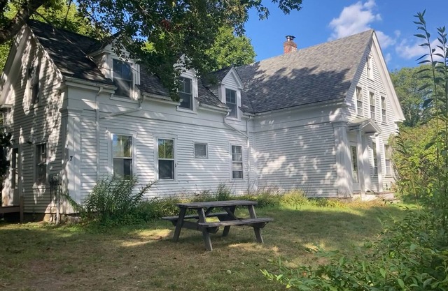 Beautiful 4-bedroom Coastal Farmhouse in South Bristol