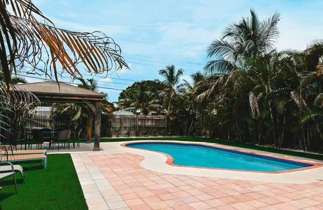 Beautiful 4 Bedroom 2 Bath private pool home 3 miles from Hollywood beach.