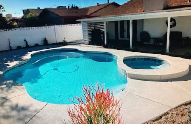 Beautiful 4 Bedroom 3 Bath Vacation Home Pool/Spa