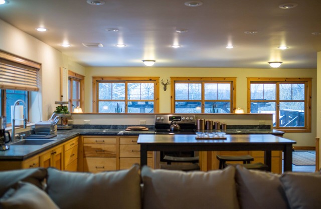 Beautiful 6-bed, 4.5-bath with private outdoor space. 5min walk to Main Street.