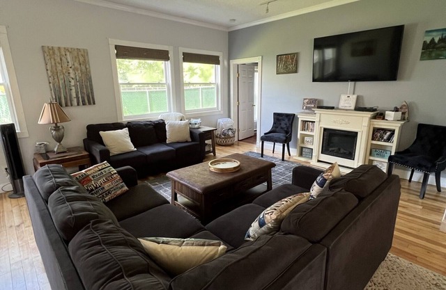 Beautiful 8 Bedroom, Walk to Lake, Jetted Hot Tub, Fireplace, & Pool Table