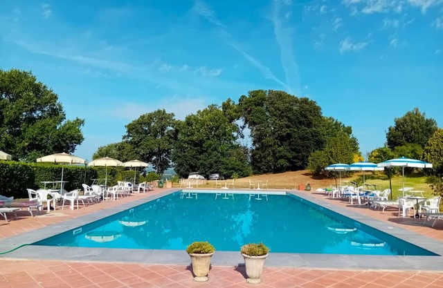 Beautiful apartment for 2 people with WIFI, pool, pets allowed and parking