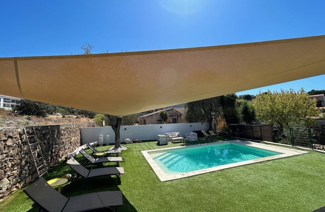Beautiful air-conditioned house with heated pool near beach and city center