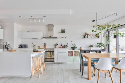 Beautiful and bright 3 bed near La Villette