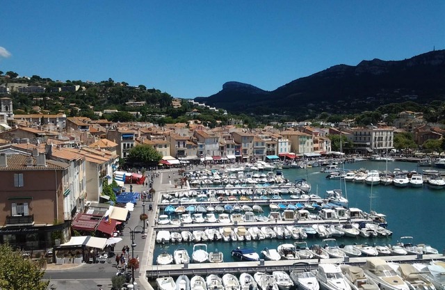 Beautiful and bright apartment with lovely view of Cassis Bay and feet in water