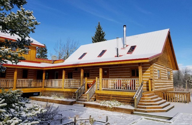 Beautiful and Comfortable Log Home with Mountain Views
