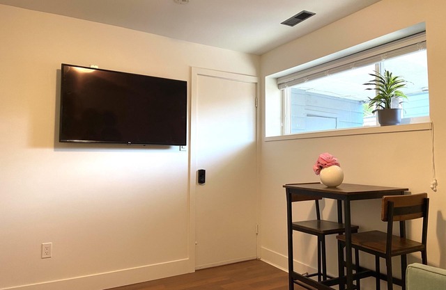 Beautiful and cozy Guest suite in Vancouver, central location