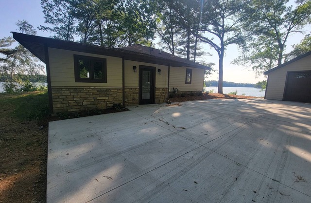 Beautiful and Spacious Lake Home. Amazing Panoramic Lake Views.