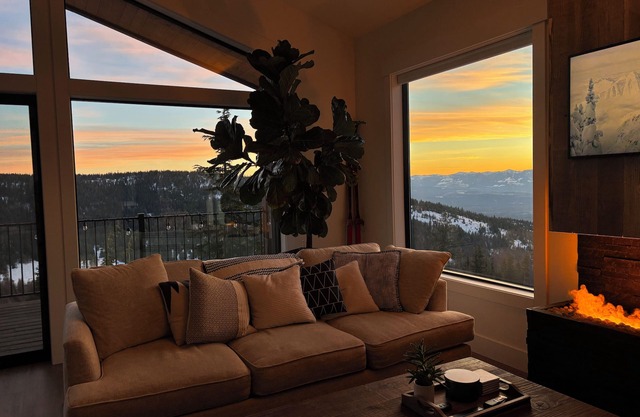 Beautiful and sparkling clean home with private hot tub and VIEWS