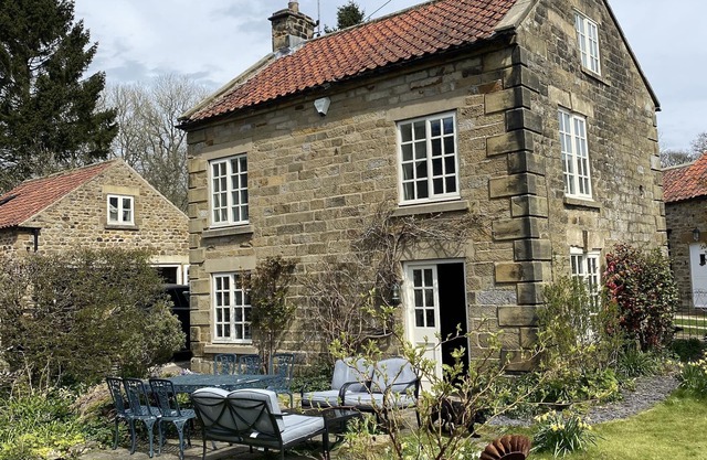 Beautiful and very spacious 4 bedroom detached cottage in picturesque village