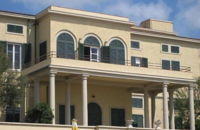 Beautiful apartment for 8-10 people in a historic villa on the sea