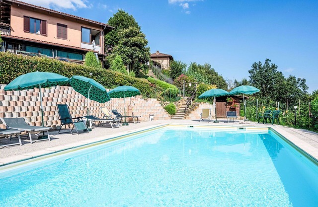 Beautiful apartment in villa for 4 guests with WIFI, pool, TV, patio and pets allowed